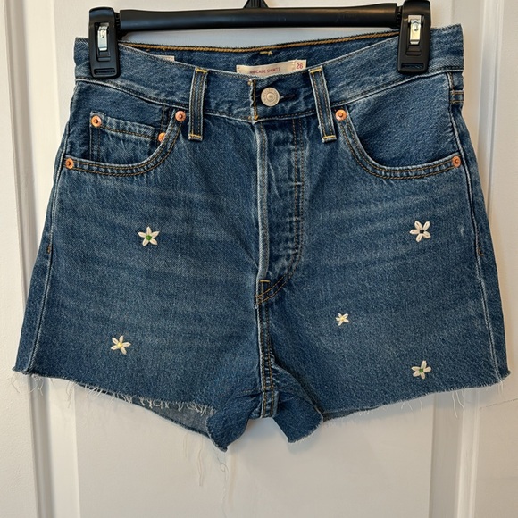 LEVI’S DAISY EMBROIDERED RIBCAGE SHORTS CUTOFF 26 - Picture 4 of 9